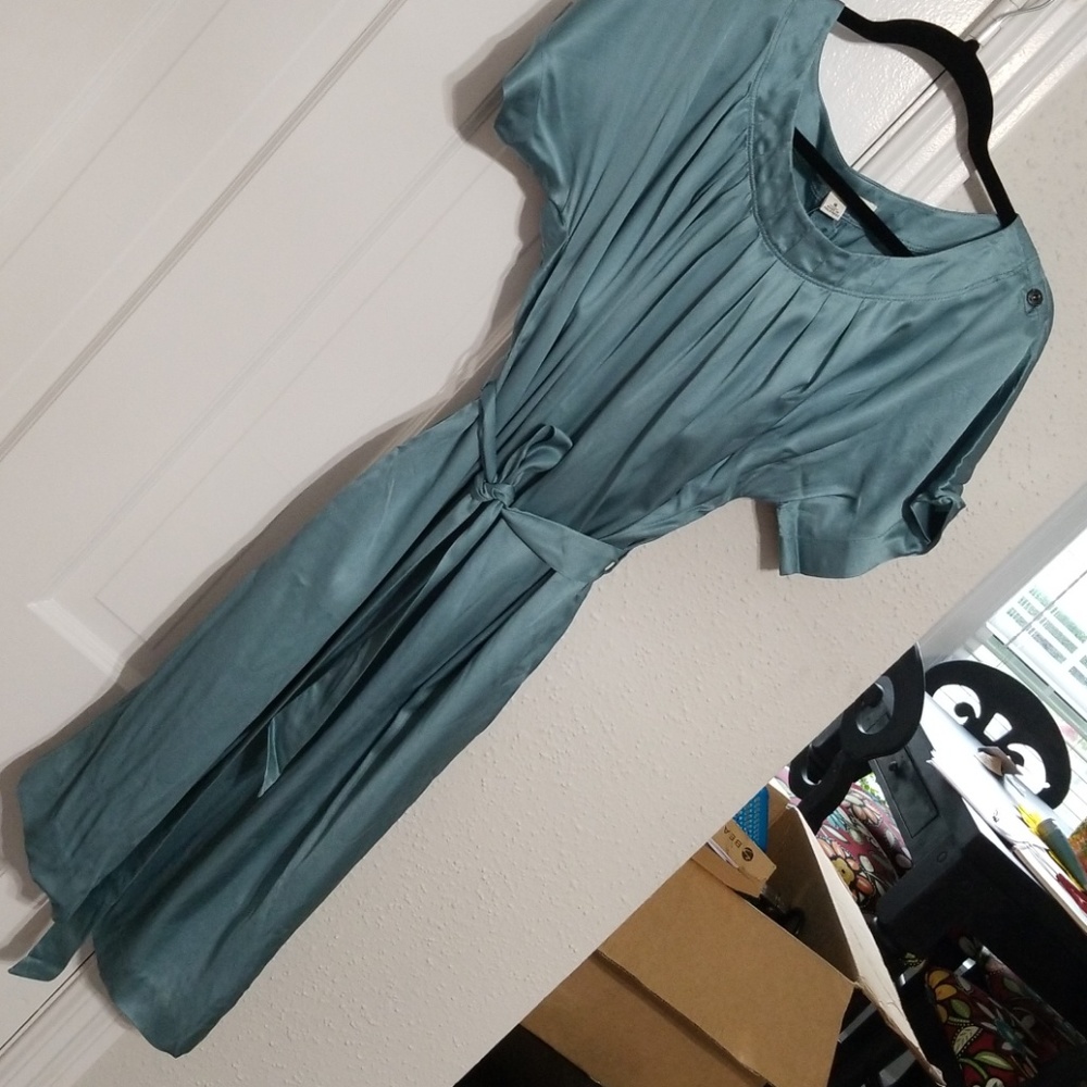 Blue silky dress. With pockets!